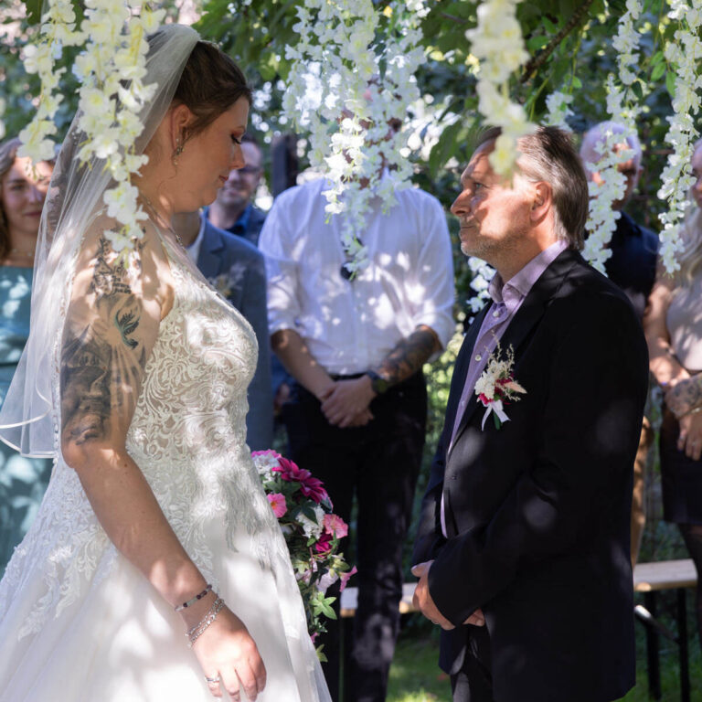 Bryllup med hængende kunstig hvid blåregn i træ