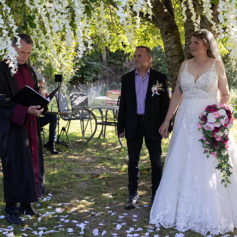 Bryllup med hængende kunstig hvid blåregn i træ