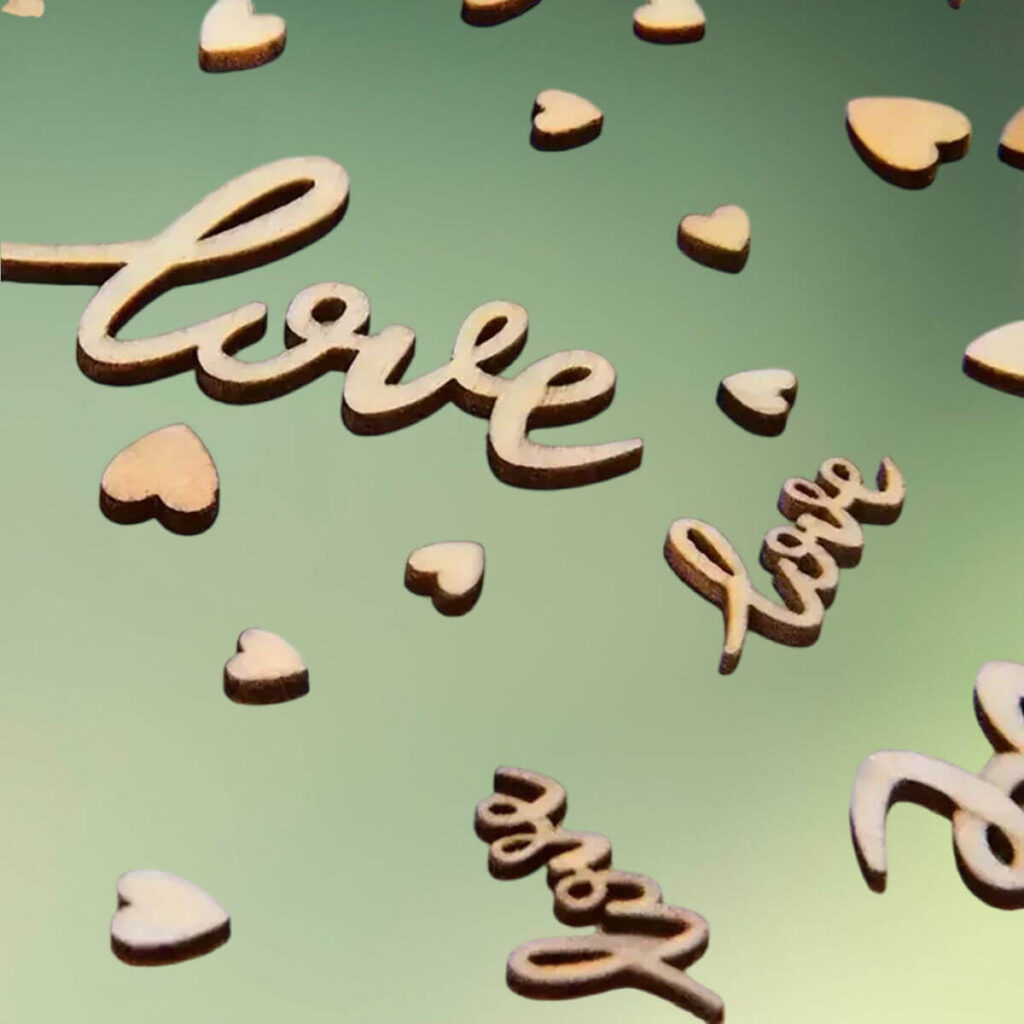 love og hjerte konfetti i træ