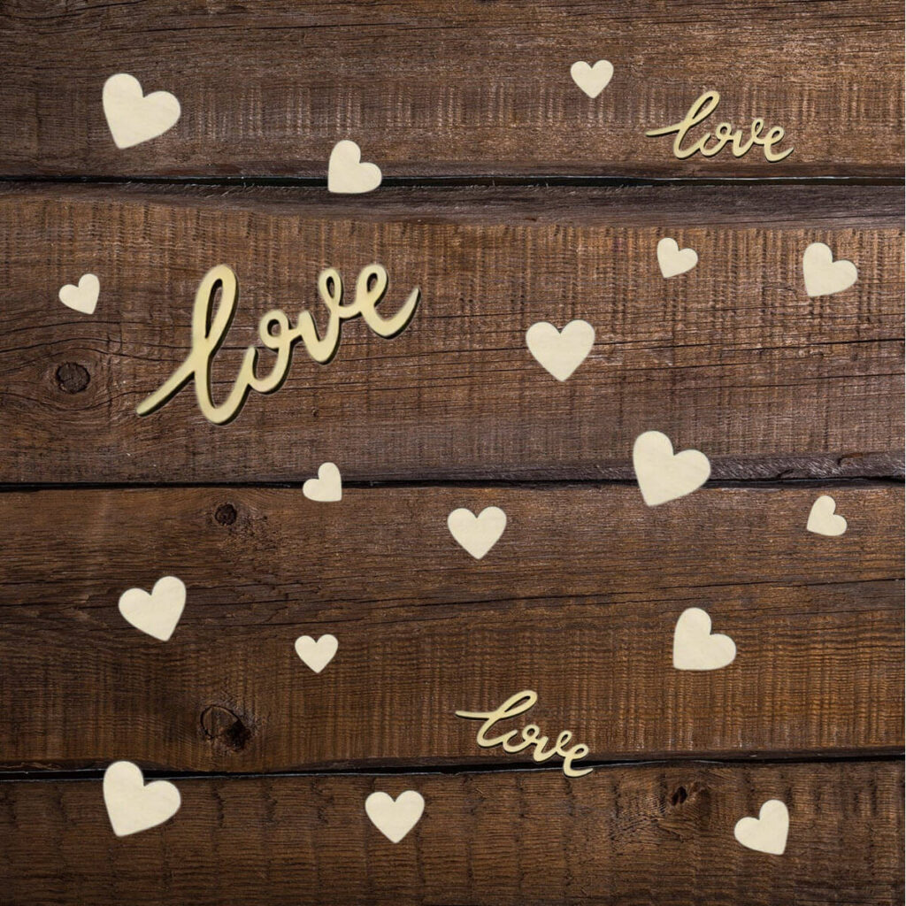 love og hjerte konfetti i træ