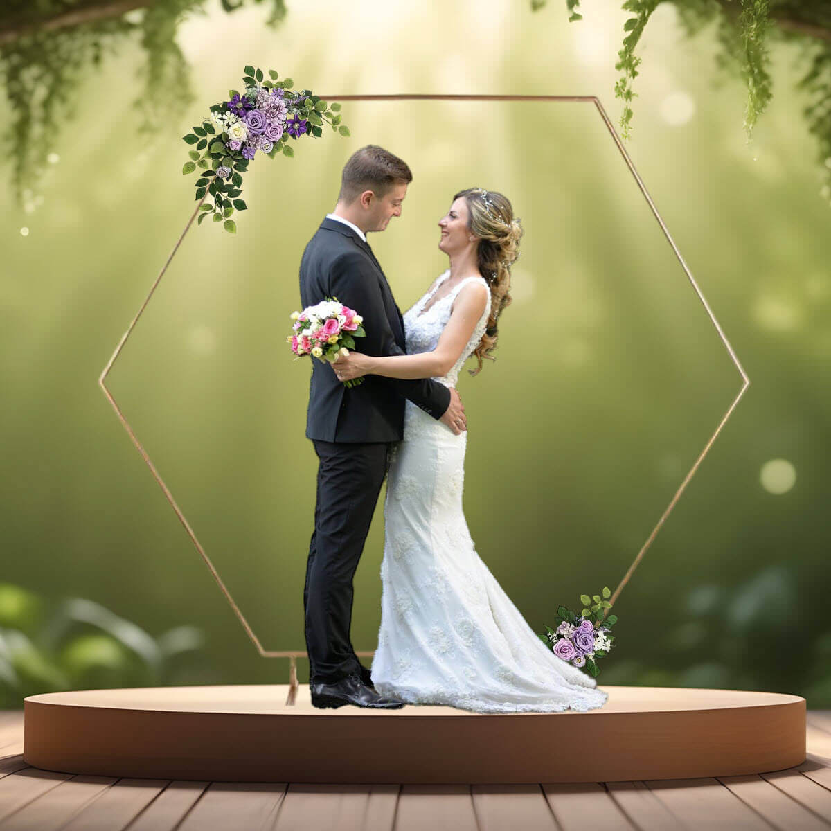 Vielsesbue sekskantet guldfarvet med lilla blomsterdekorationer på podie med brudepar (1) Vielsesbue - Backdrop sekskantet - hexagon guldfarvet med lilla blomsterdekorationer