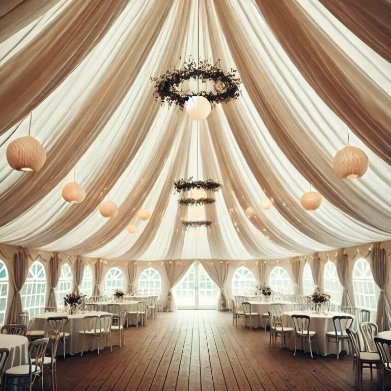 hvidt og champagne farvet stof i loftet på et telt