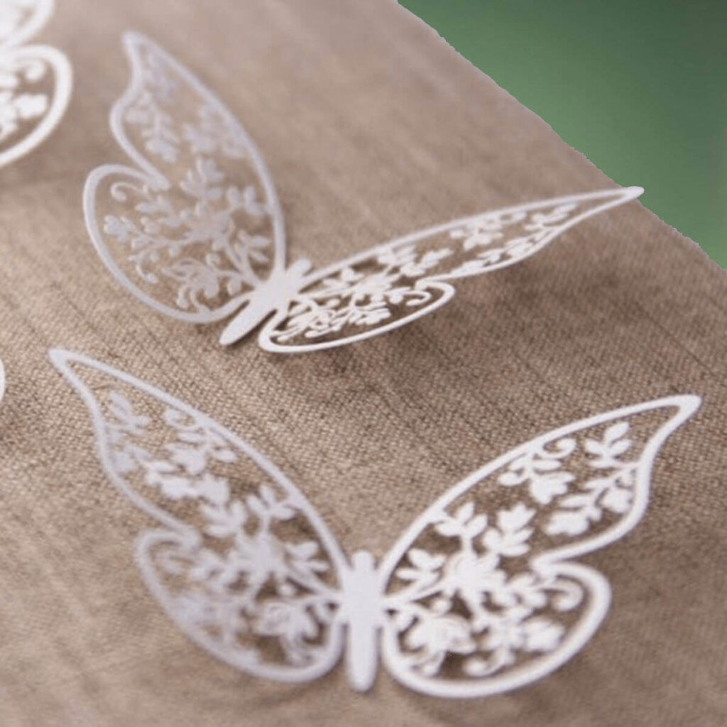 sommerfugle bordpynt - papirsommerfugle med blomsterudskæringer - hvid - bordpynt