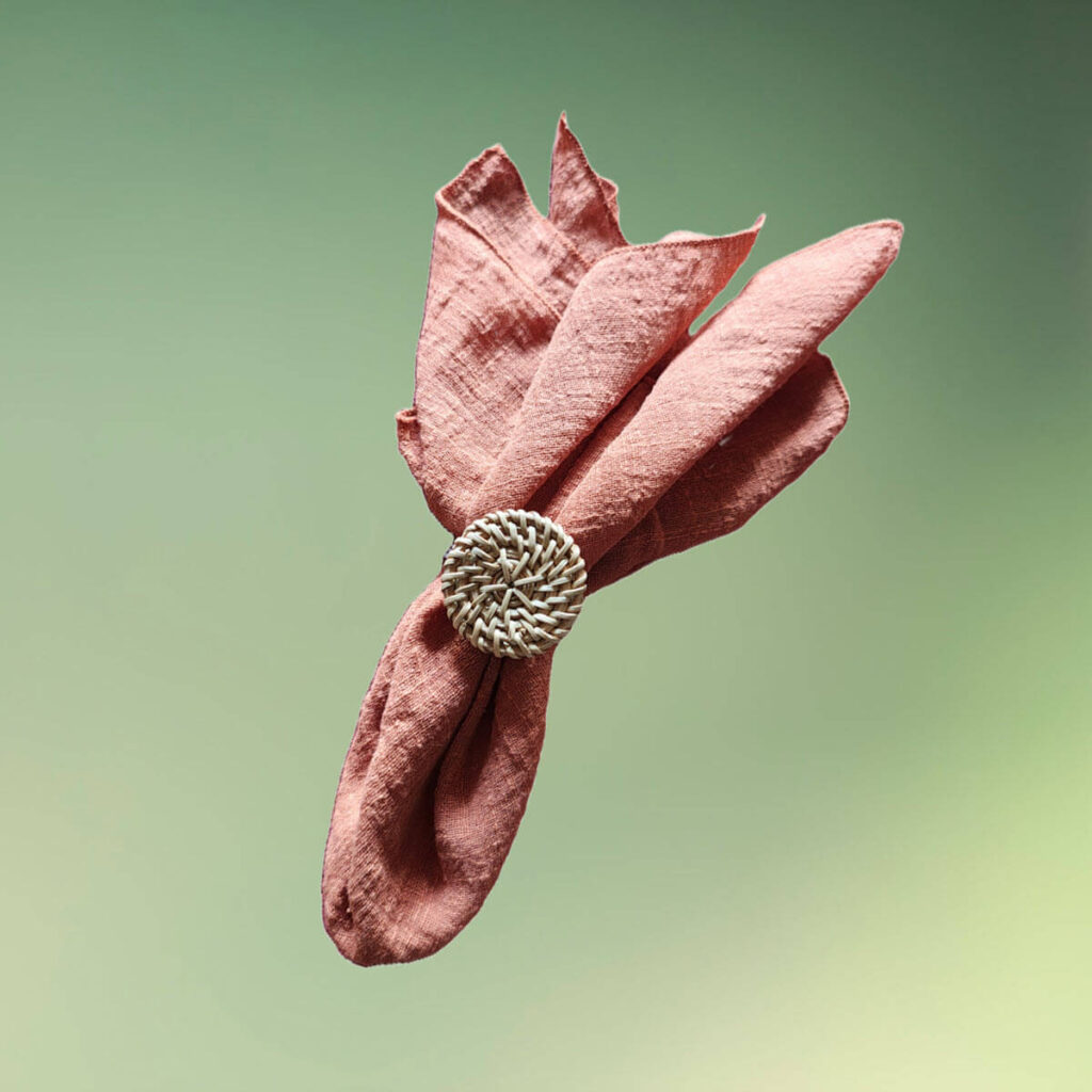 Servietringe med flettet rattan spænder