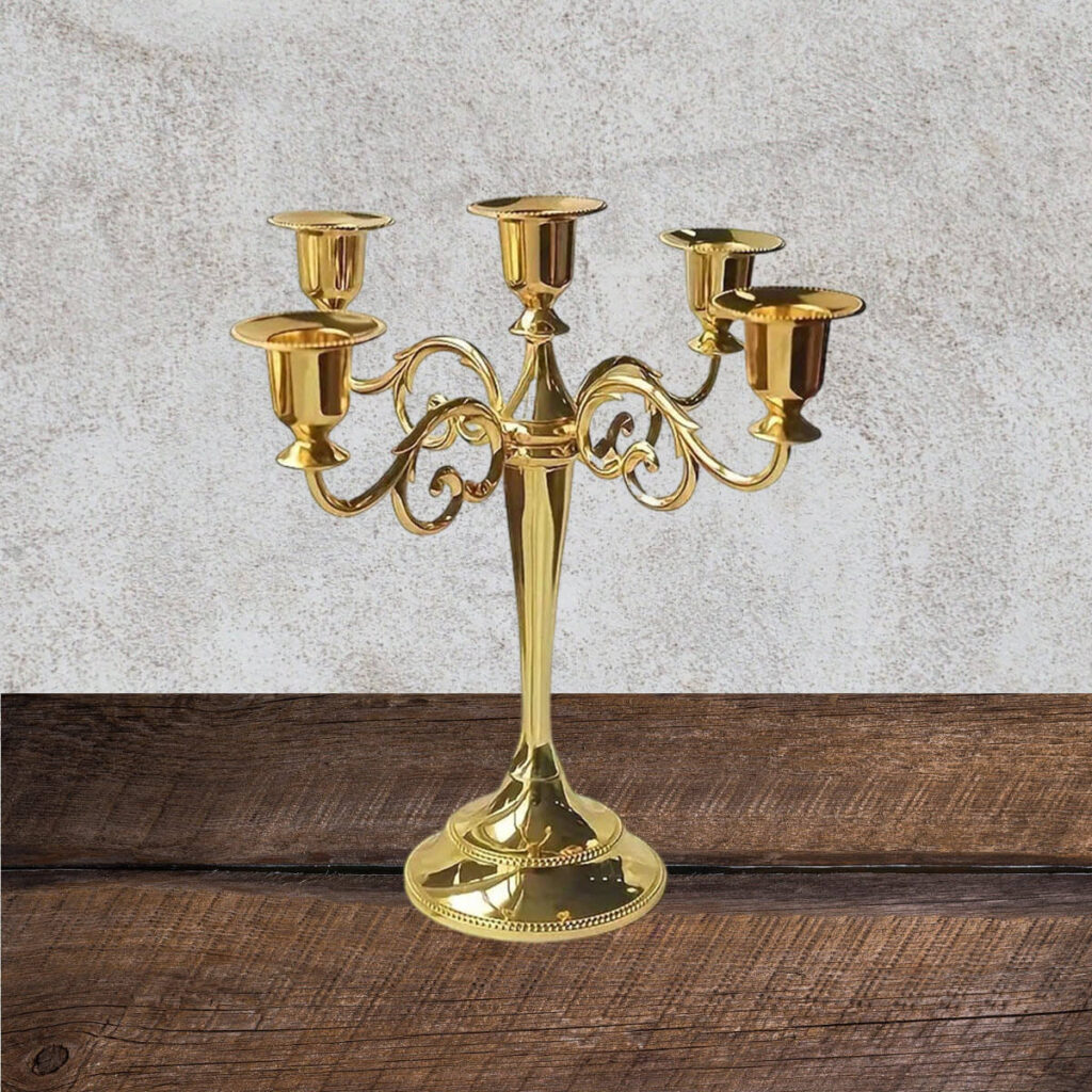 Femarmet lysestage guldfarvet