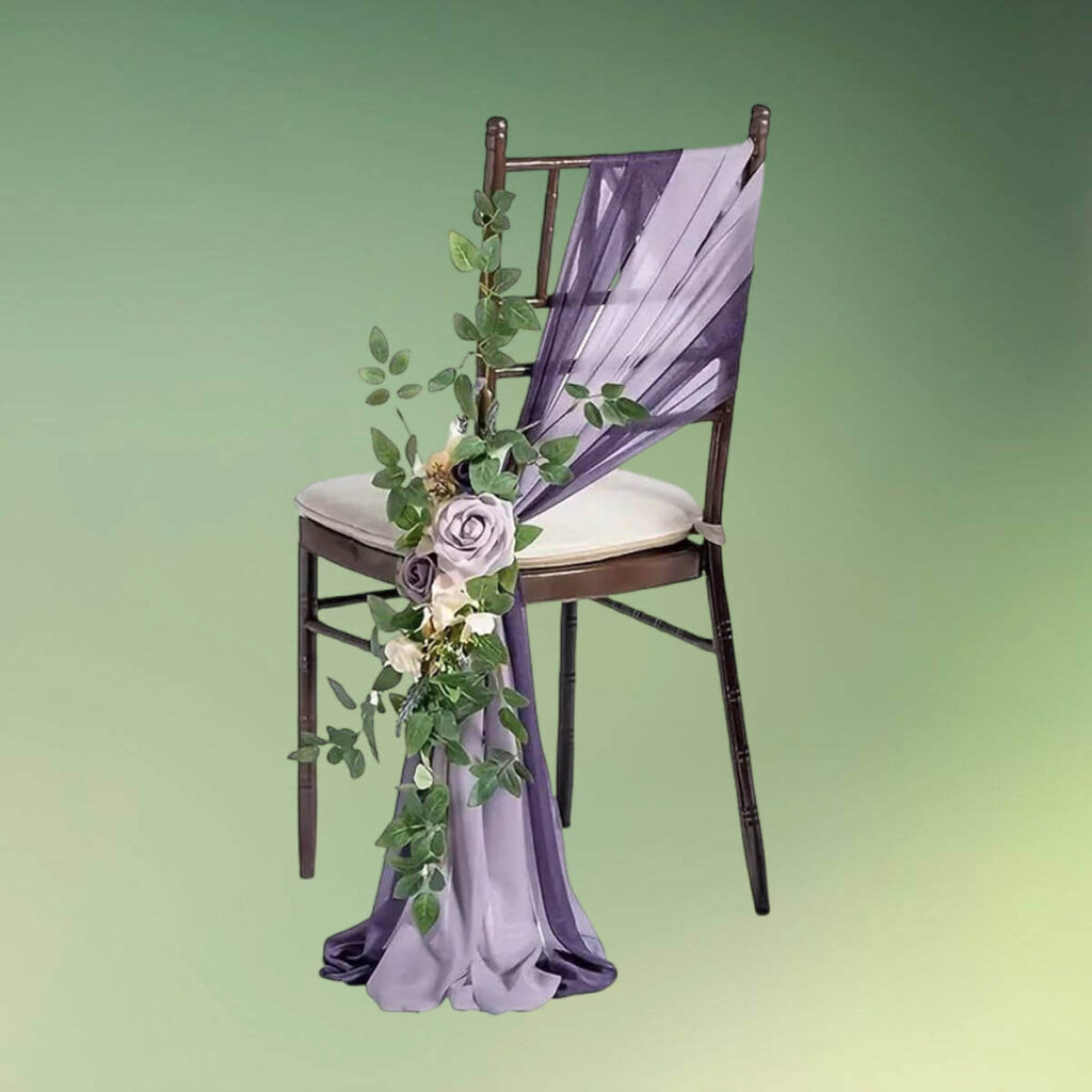 Stolepynt med kunstige blomster og stof - lilla