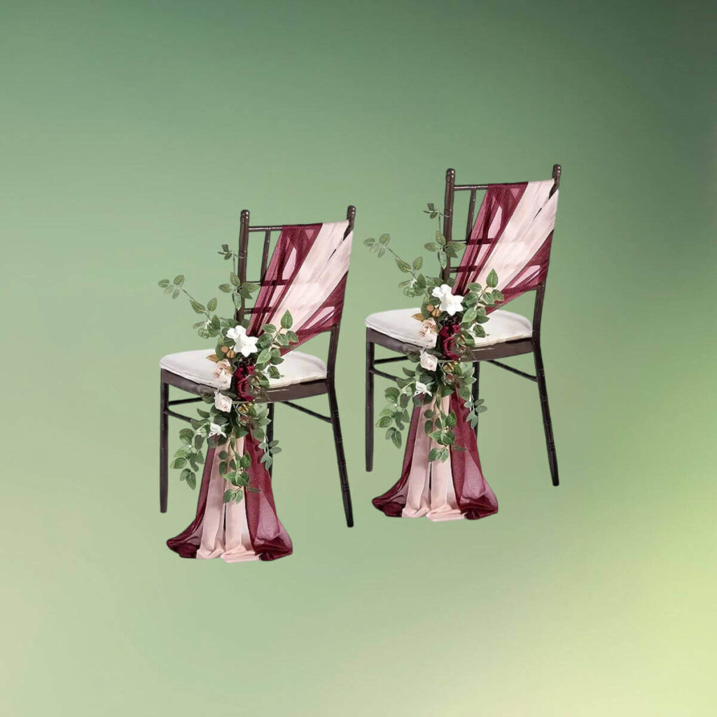 Stolepynt med kunstige blomster og stof - rød og lyserød