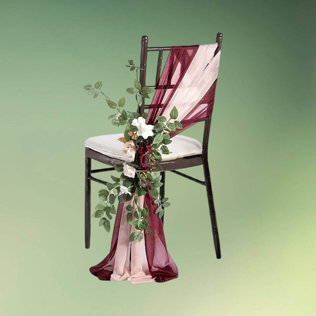 Stolepynt med kunstige blomster og stof - rød og lyserød