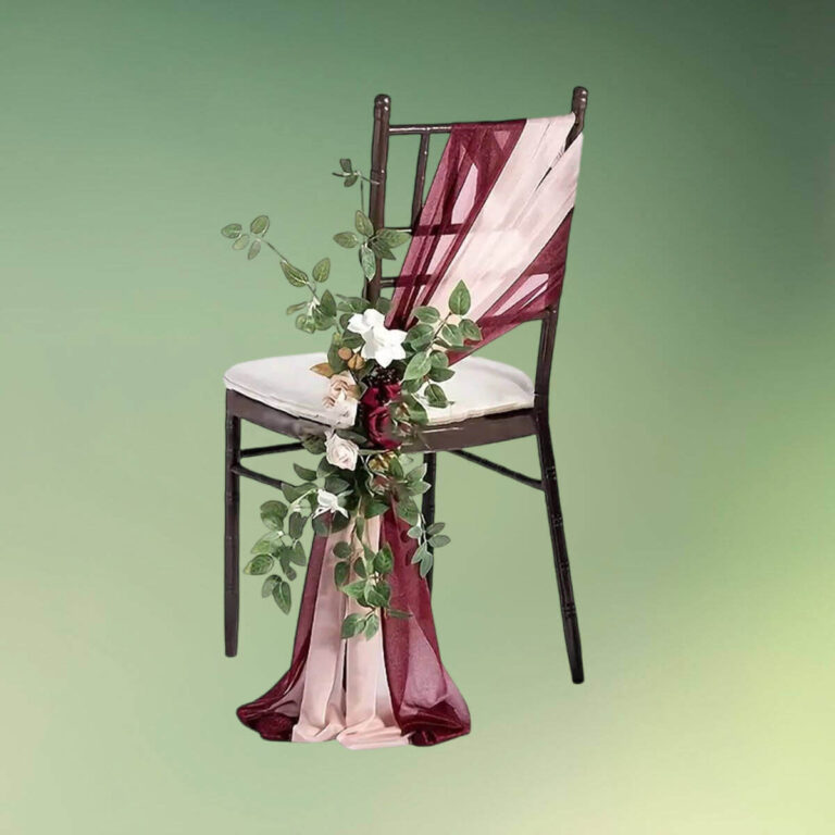 Stolepynt med kunstige blomster og stof - rød og lyserød