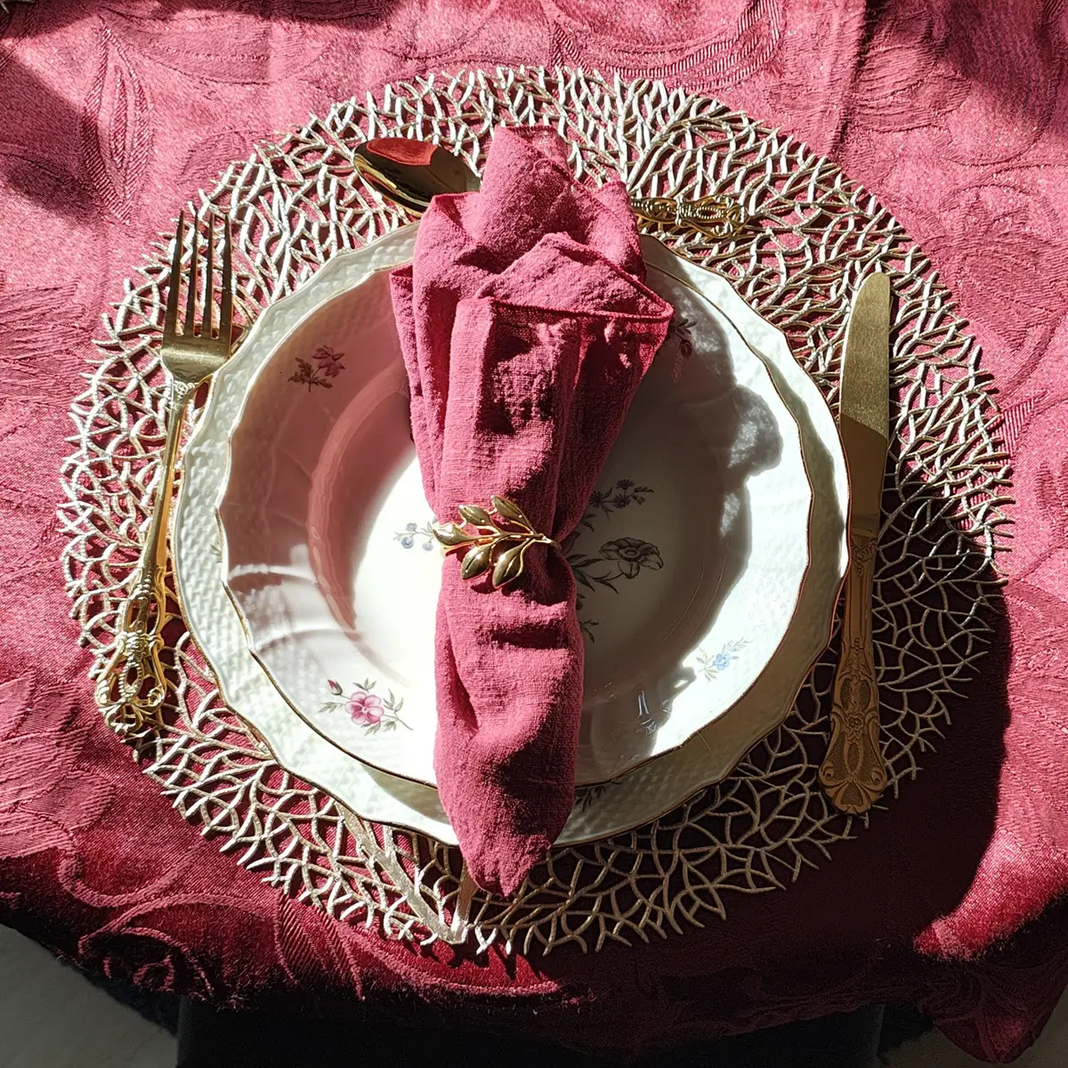 30-delt rustfrit stål bestiksæt og guld servietring med blade