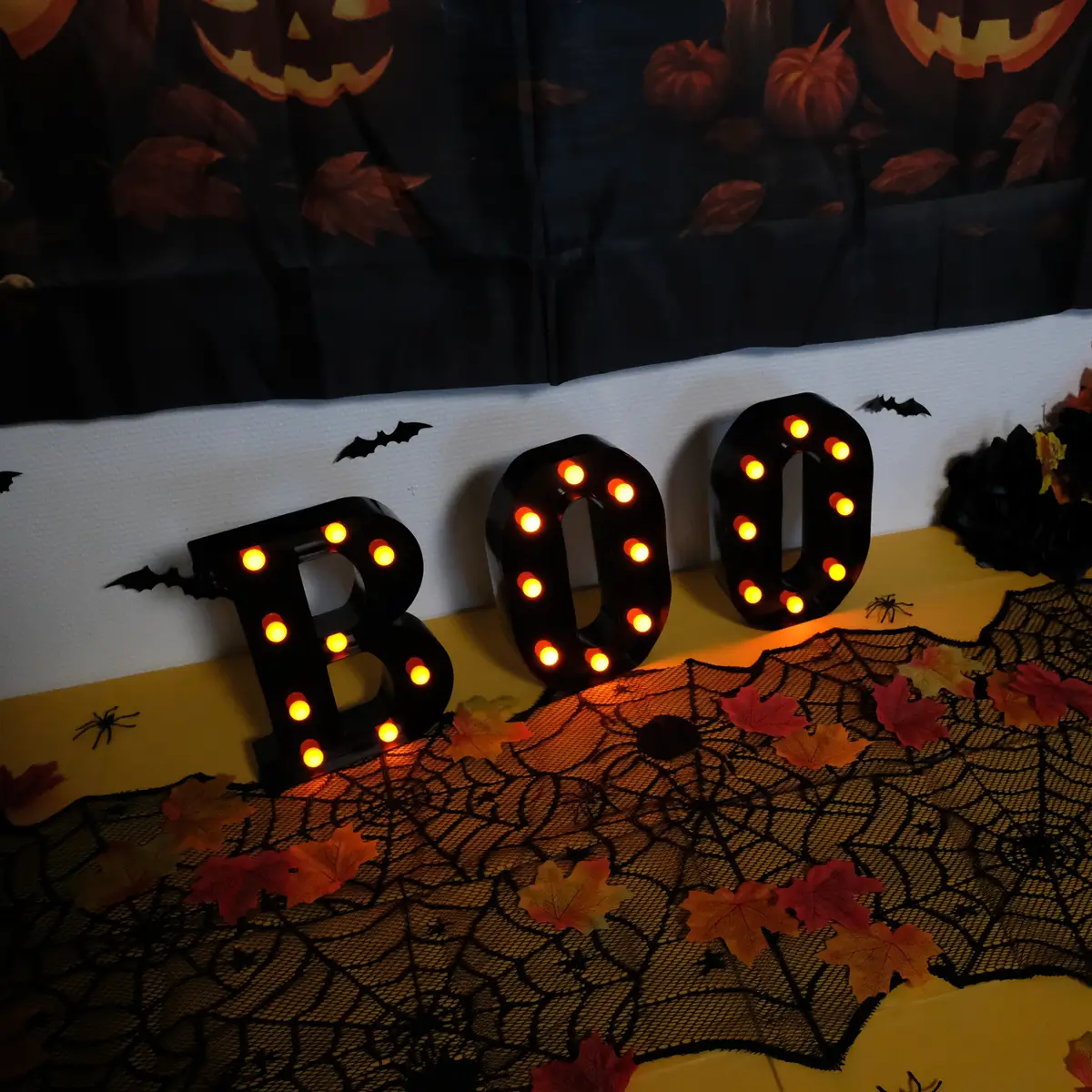 BOO LED bogstaver (1) lej Sort Halloween blonde bordløber med spindelvæv og edderkopper