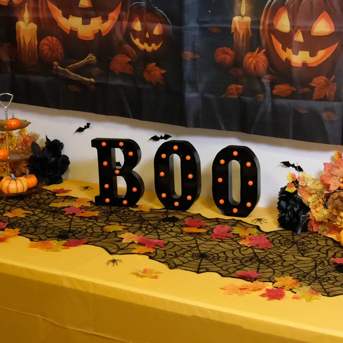 lej Sort Halloween blonde bordløber med spindelvæv og edderkopper