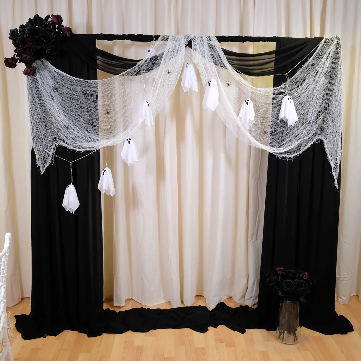 Backdrop sort stof, spindelvæv og spøgelser 1 (1) Halloween pyntet backdrop med sort stof, spindelvæv, edderkopper, sorte roser og lyskæde med små spøgelser