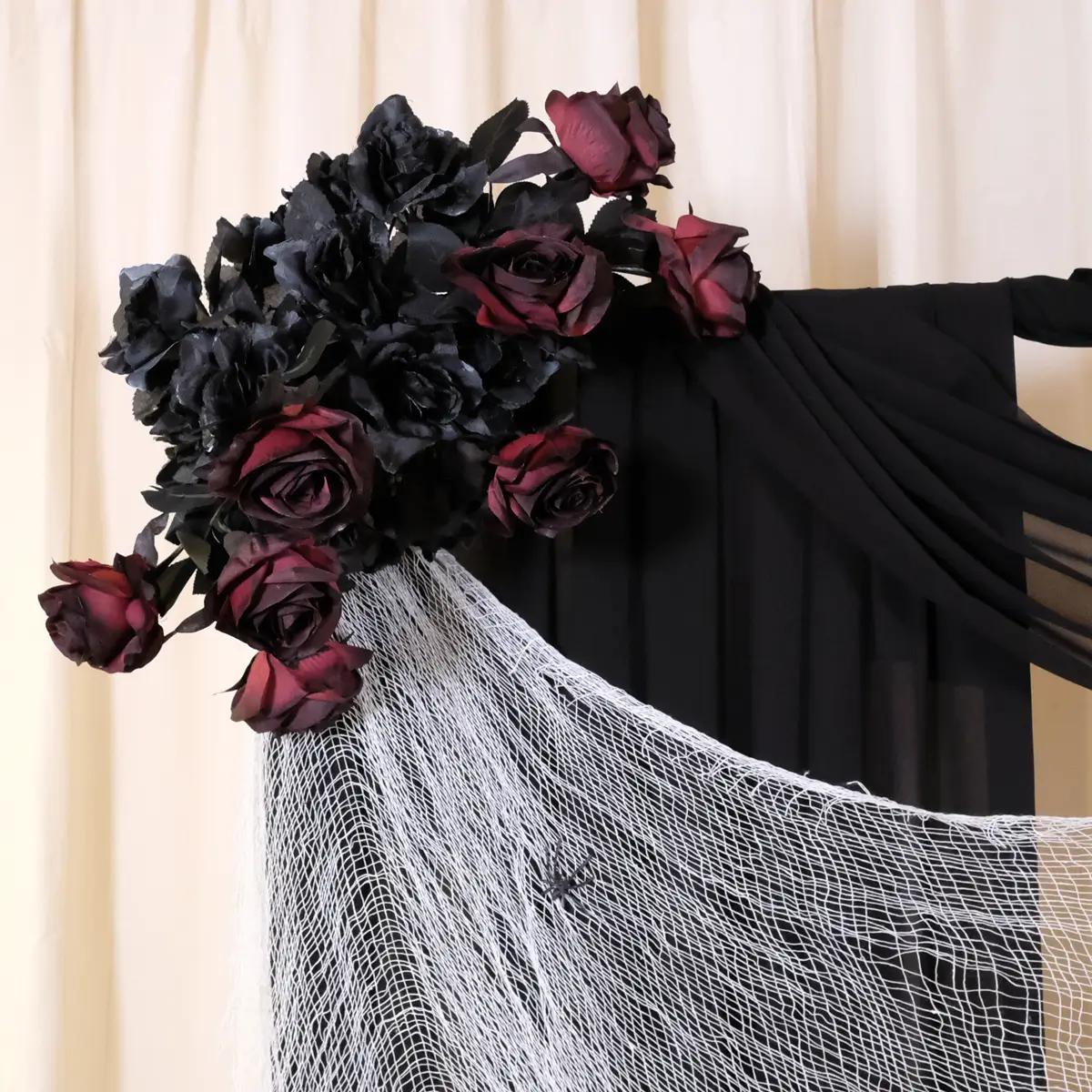 Backdrop sort-vinrød blomsterdeko (1) Halloween pyntet backdrop med sort stof, spindelvæv, edderkopper, sorte roser og lyskæde med små spøgelser