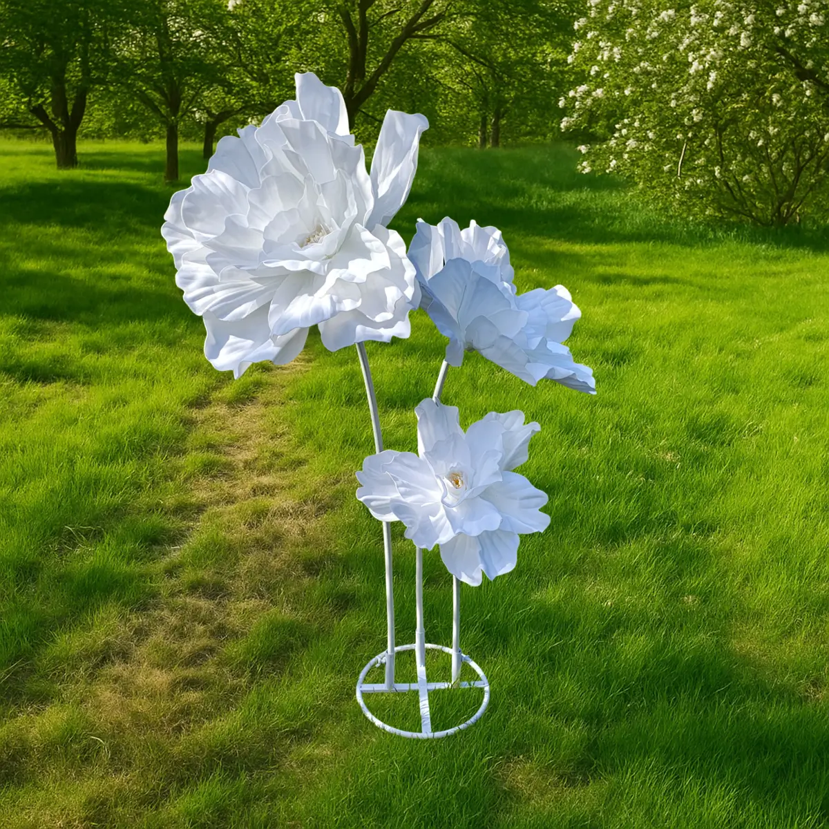 Blomster stativ i hvid med hvide kæmpe pæoner i have (1)