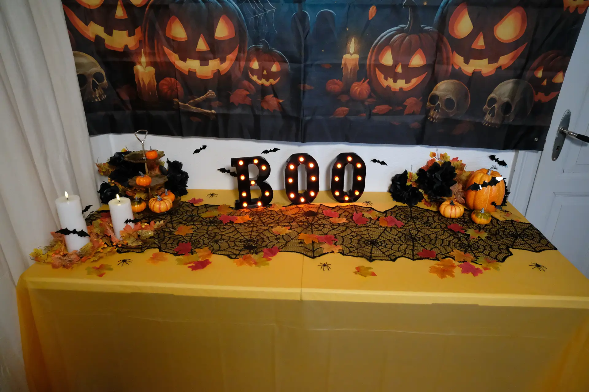 Bord med LED-lys, bordløber og blade (1) Halloween pynt med happy halloween banner, buffetbord med LED bloklys, LED BOO bogstaver i sort og orange, spindelvævs bordløber, blade og græskar
