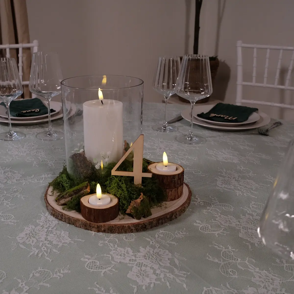 Centerpiece med træskive, akrylcylender, LED-lys, mos, træfyrfad og bordnummer (1)