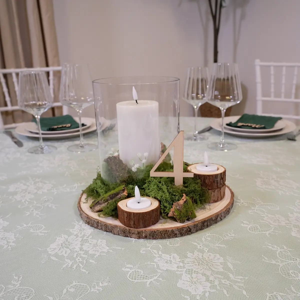 Centerpiece med træskive, akrylcylender, LED-lys, mos, træfyrfad og bordnummer (1)