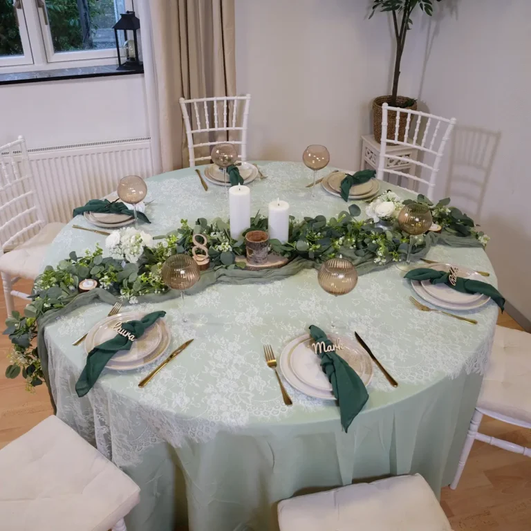 Grøn og naturlig borddækning med rolig stemning