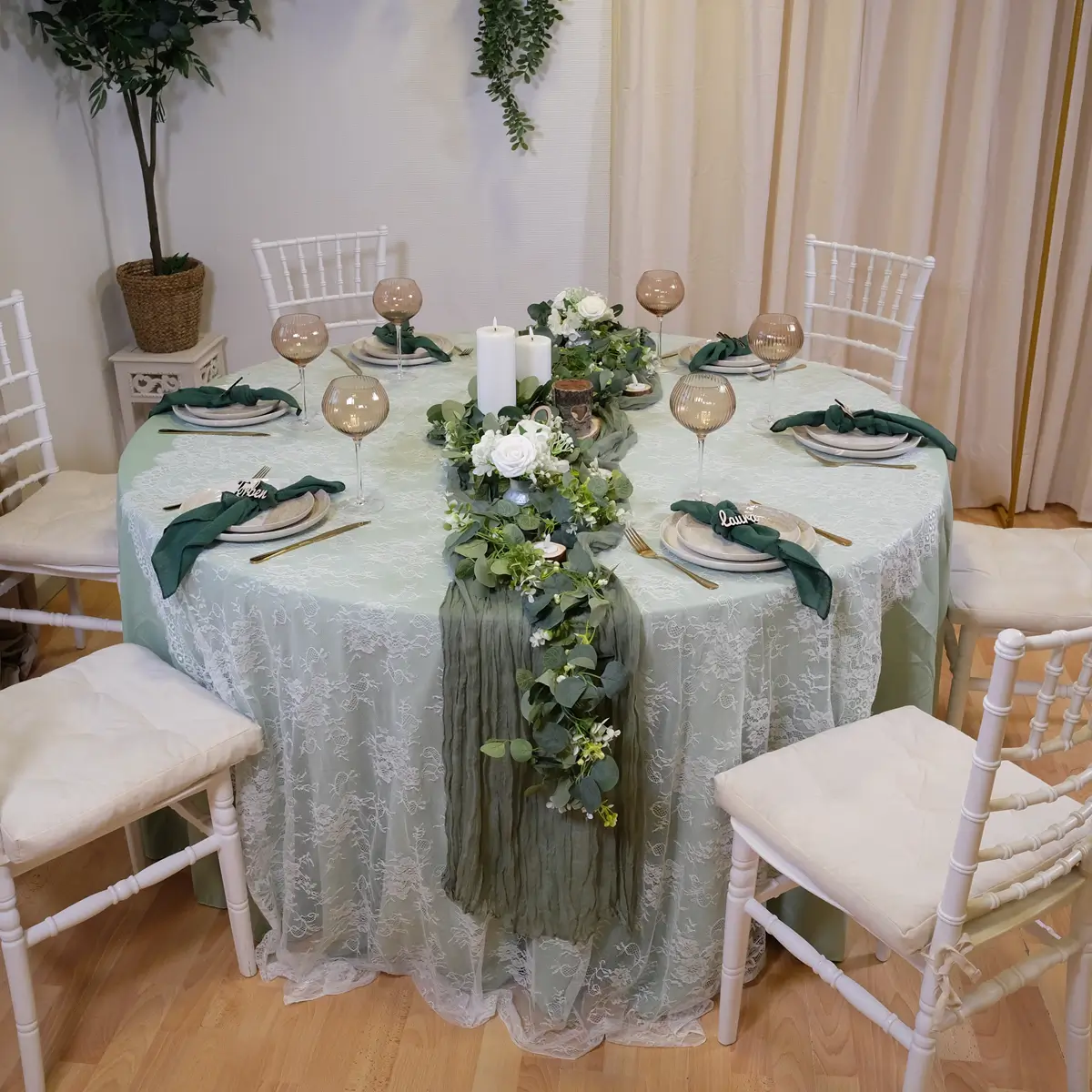 Grøn og naturlig borddækning med rolig stemning