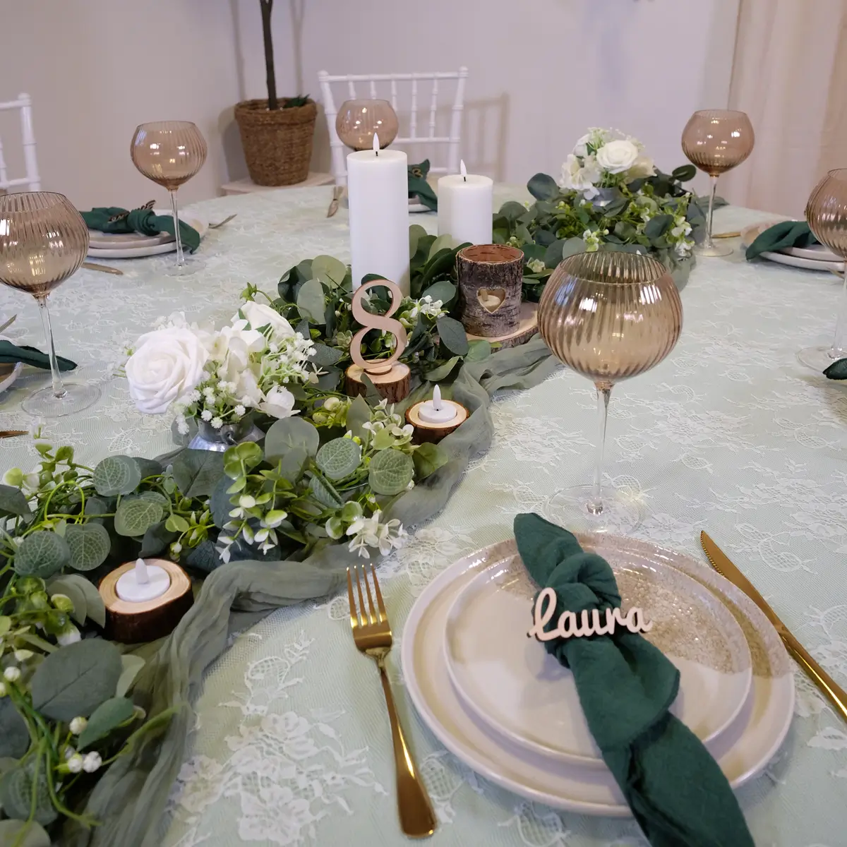 Grøn og naturlig borddækning med rolig stemning