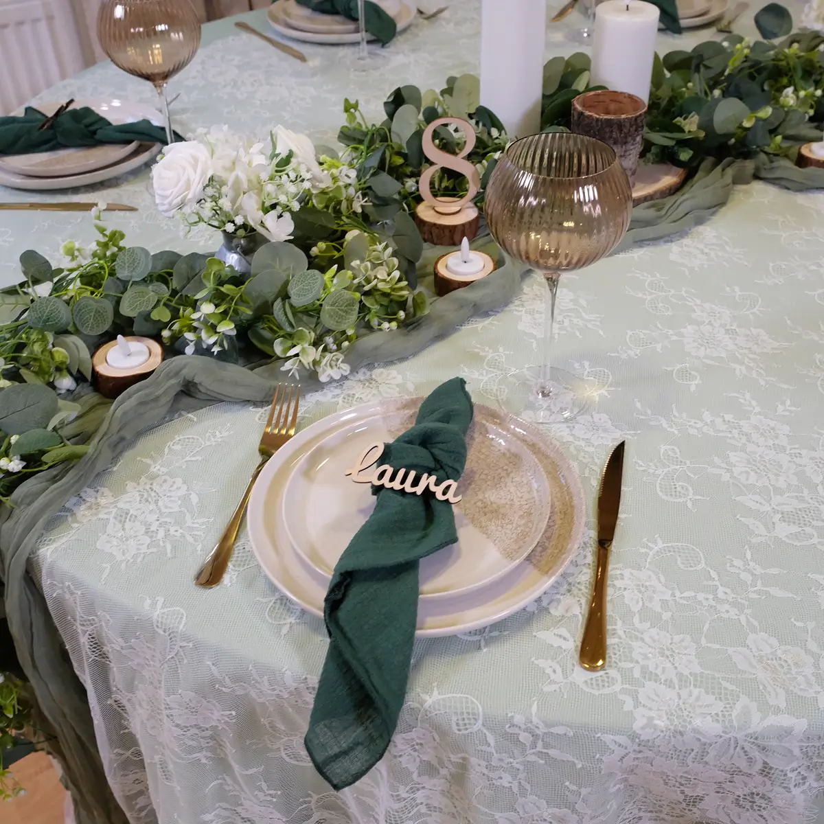 Grøn og naturlig borddækning med rolig stemning