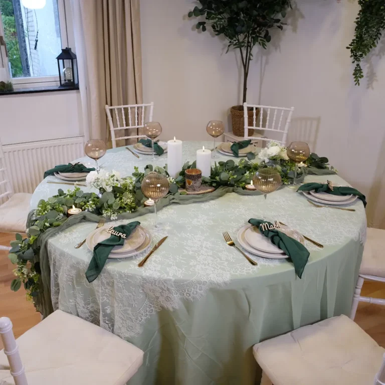Grøn og naturlig borddækning med rolig stemning