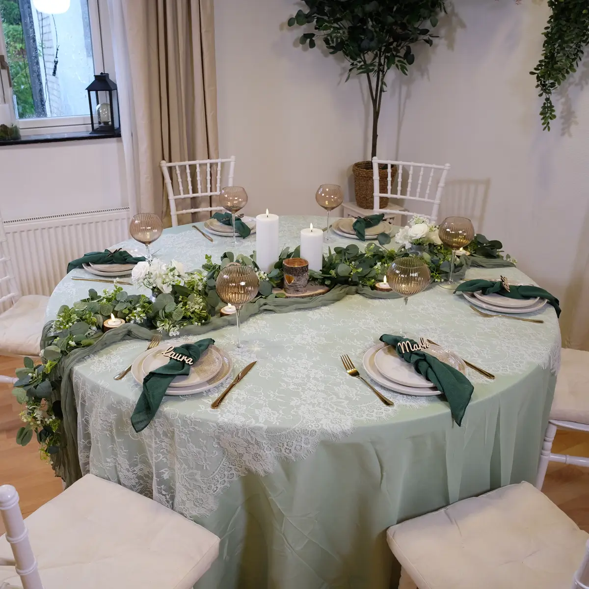 Grøn og naturlig borddækning med rolig stemning