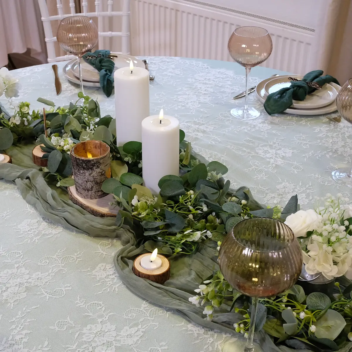 Grøn og naturlig borddækning med rolig stemning
