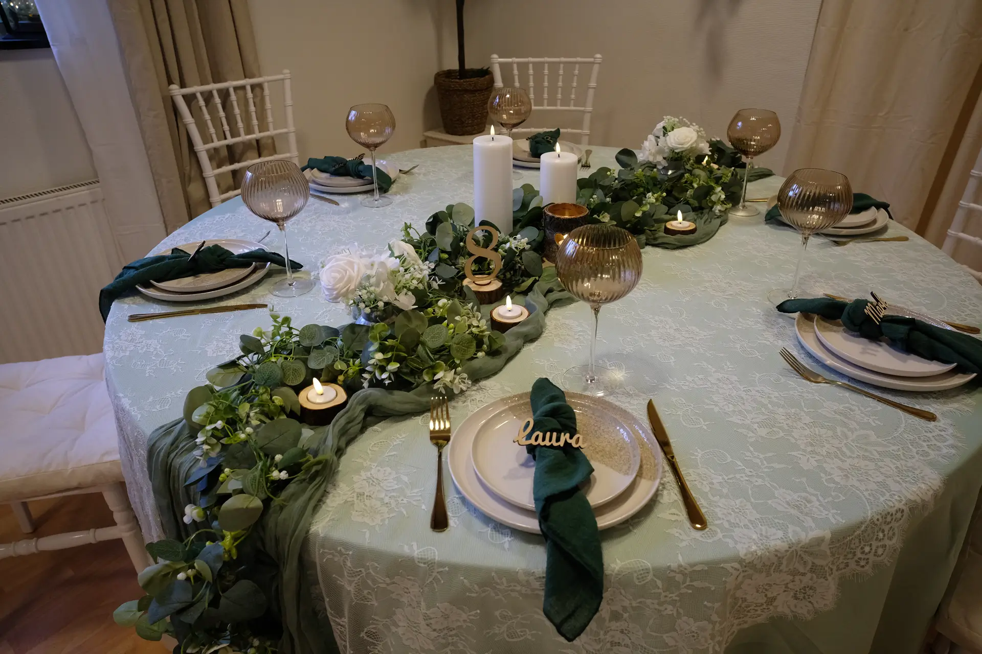 Grøn og naturlig borddækning med rolig stemning
