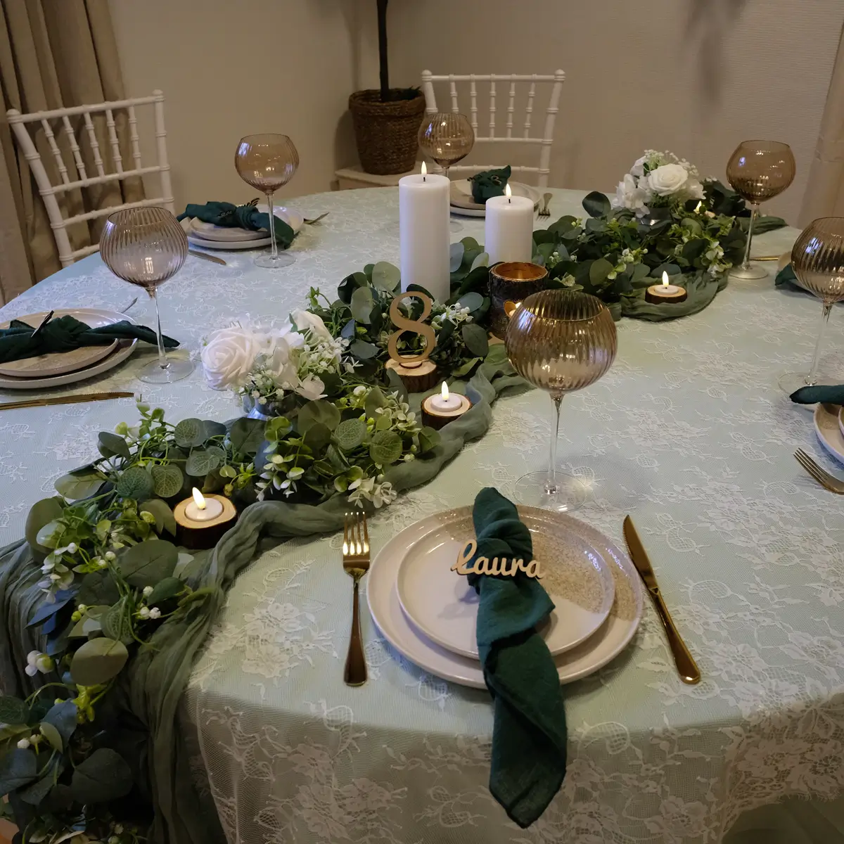 Centerpiece med træskive, akrylcylender, LED-lys, mos, træfyrfad og bordnummer (1)