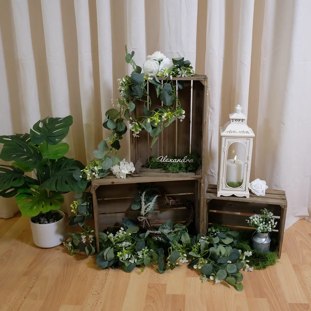 lej Dekorationskasser i træ | Sæt med 3 str. trækasser | Blomsterkasser med eukalyptus ranker, mos og hvid lanterne med LED bloklys