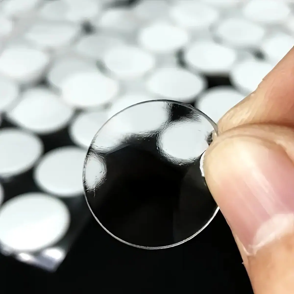 Dobbeltsidet Selvklæbende Prikker med fingre (1) Dobbeltklæbende dots | Gennemsigtige prikker | 1 cm.