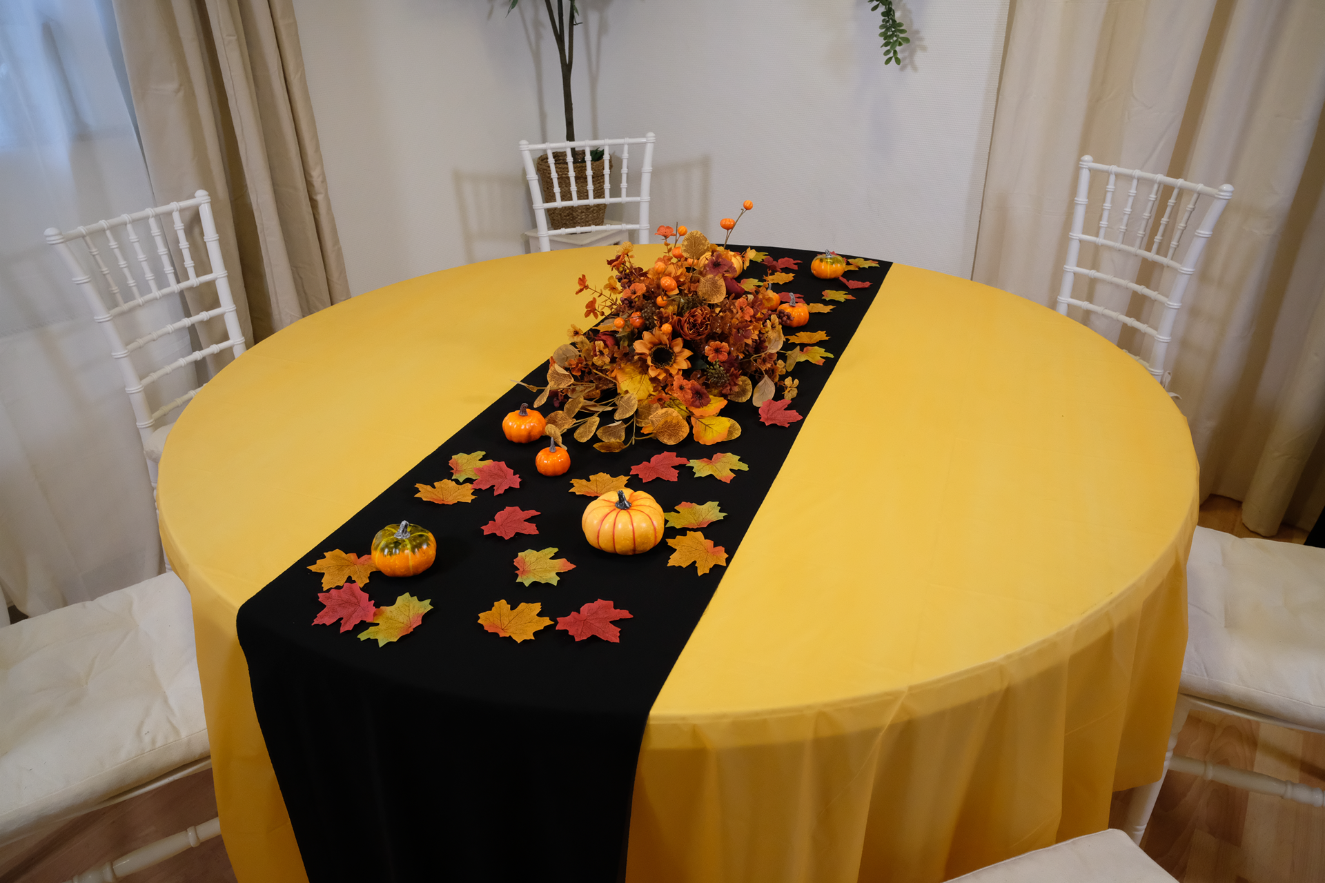 Gør festen smuk – uden stress, besvær og store udgifter - Efterårsbord med blomster, blade og græskar