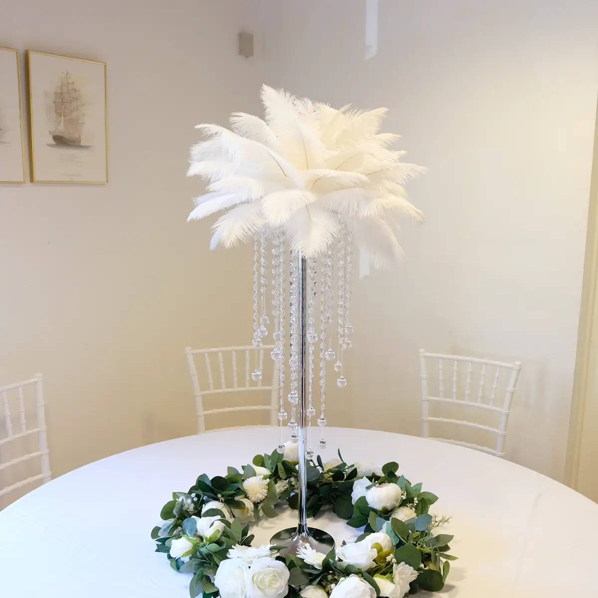 Fjerdekoration på sølvfarvet centerpiece stativ med akryl krystaller