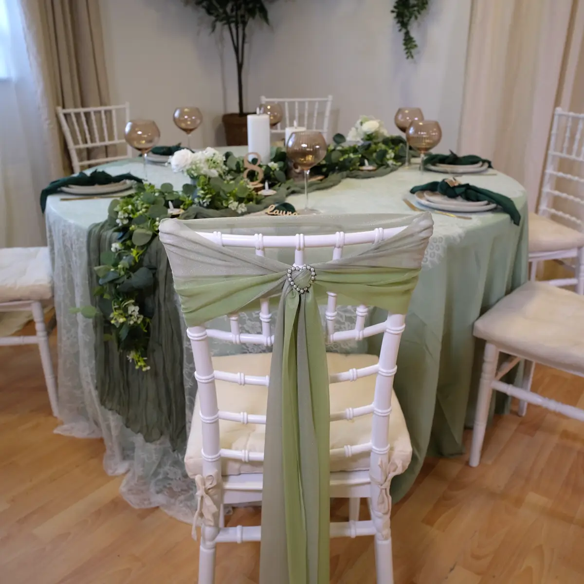 Grøn stolepynt med hjerte-spænde