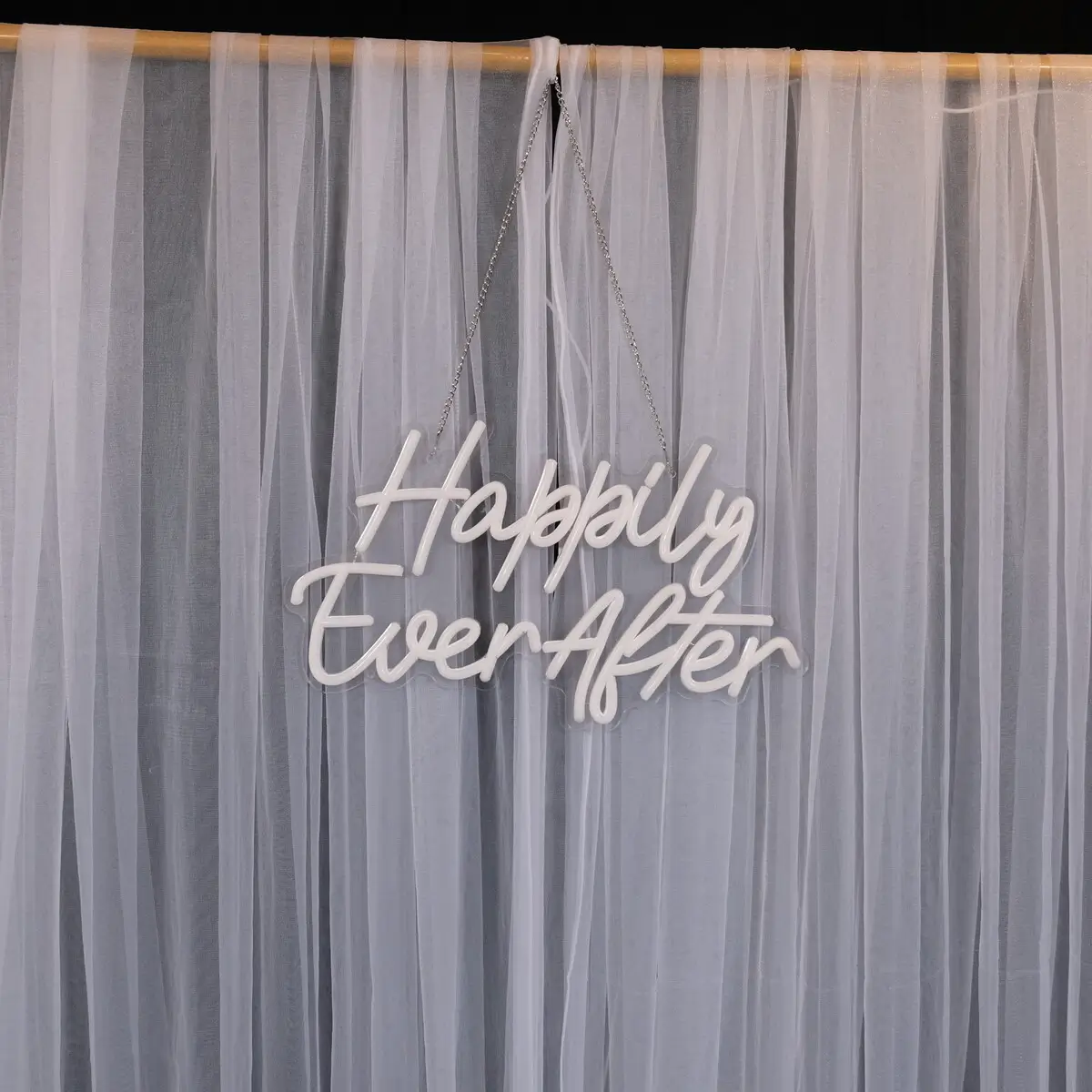 lej LED lysskilt | "Happily ever after" | Varm hvid | Dæmpbart neonskilt