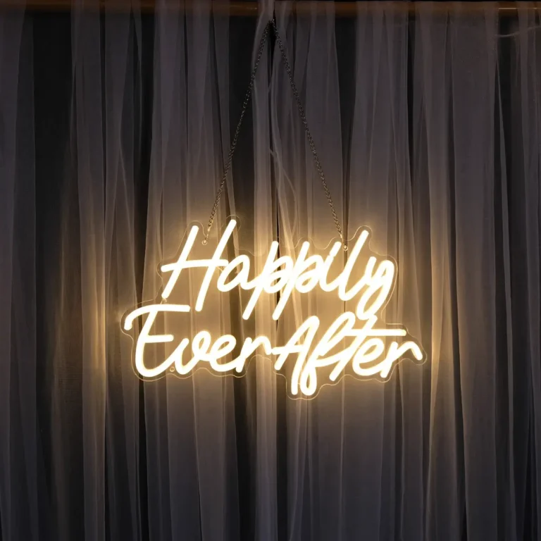 lej LED lysskilt | "Happily ever after" | Varm hvid | Dæmpbart neonskilt