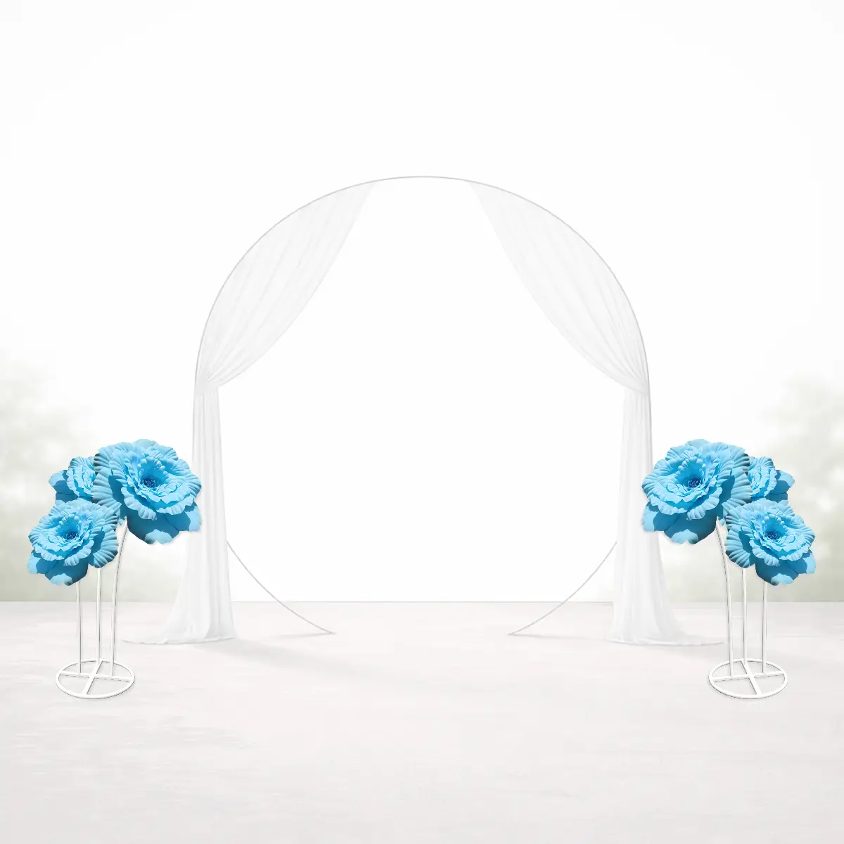 Hvidt stativ med 3-huls base + 2 stk - 3 blå kæmpe pæoner - spejlet indad (1) Side-stativer med kæmpeblomster til vielsesbue og backdrop - lyseblå pæoner