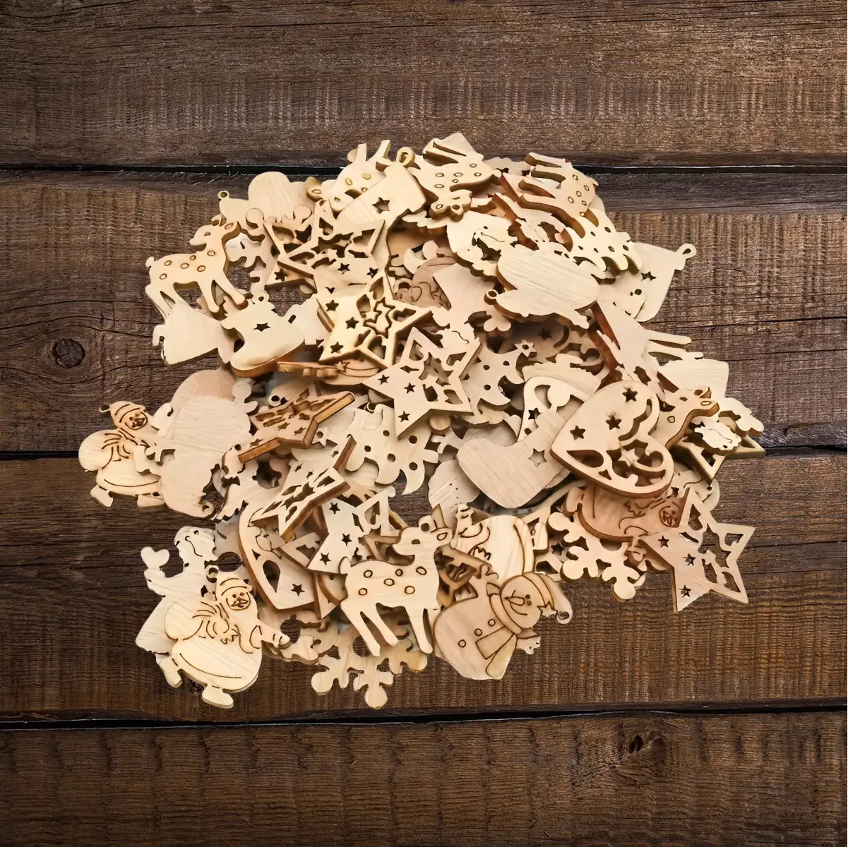 Jule trækonfetti 10 figurer bunke på bord (1) Jule konfetti i træ | Små træfigurer med julemotiver | 100 stk.