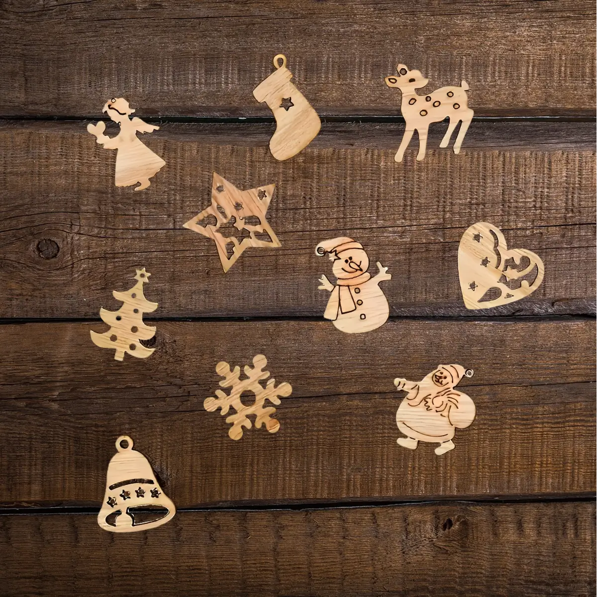 Jule trækonfetti 10 figurer på bord (1) Jule konfetti i træ | Små træfigurer med julemotiver | 100 stk.