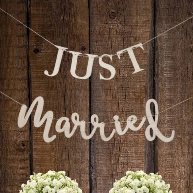 lej en Just Married træ guirlande til dit bryllup