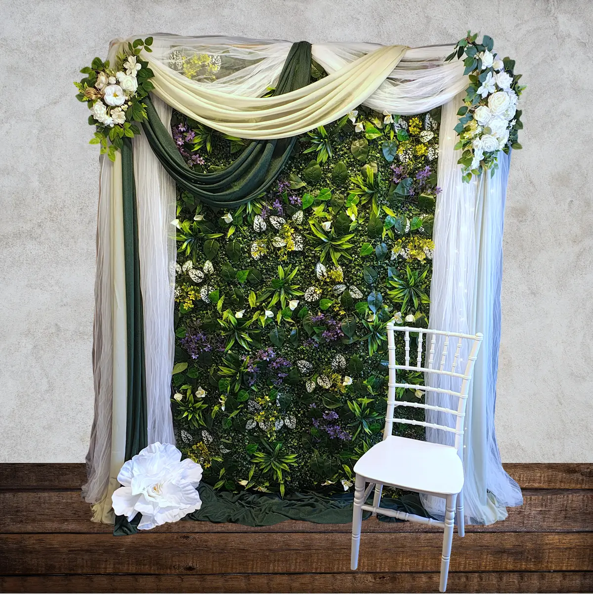 Vielsesbue firkantet guldfarvet 2x1,5 m med Blomstervæg panel, chiffonstof og hvide blomster