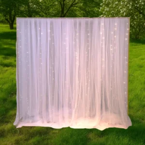 Kvadratisk guldfarvet bue med chiffon og fe lys i have