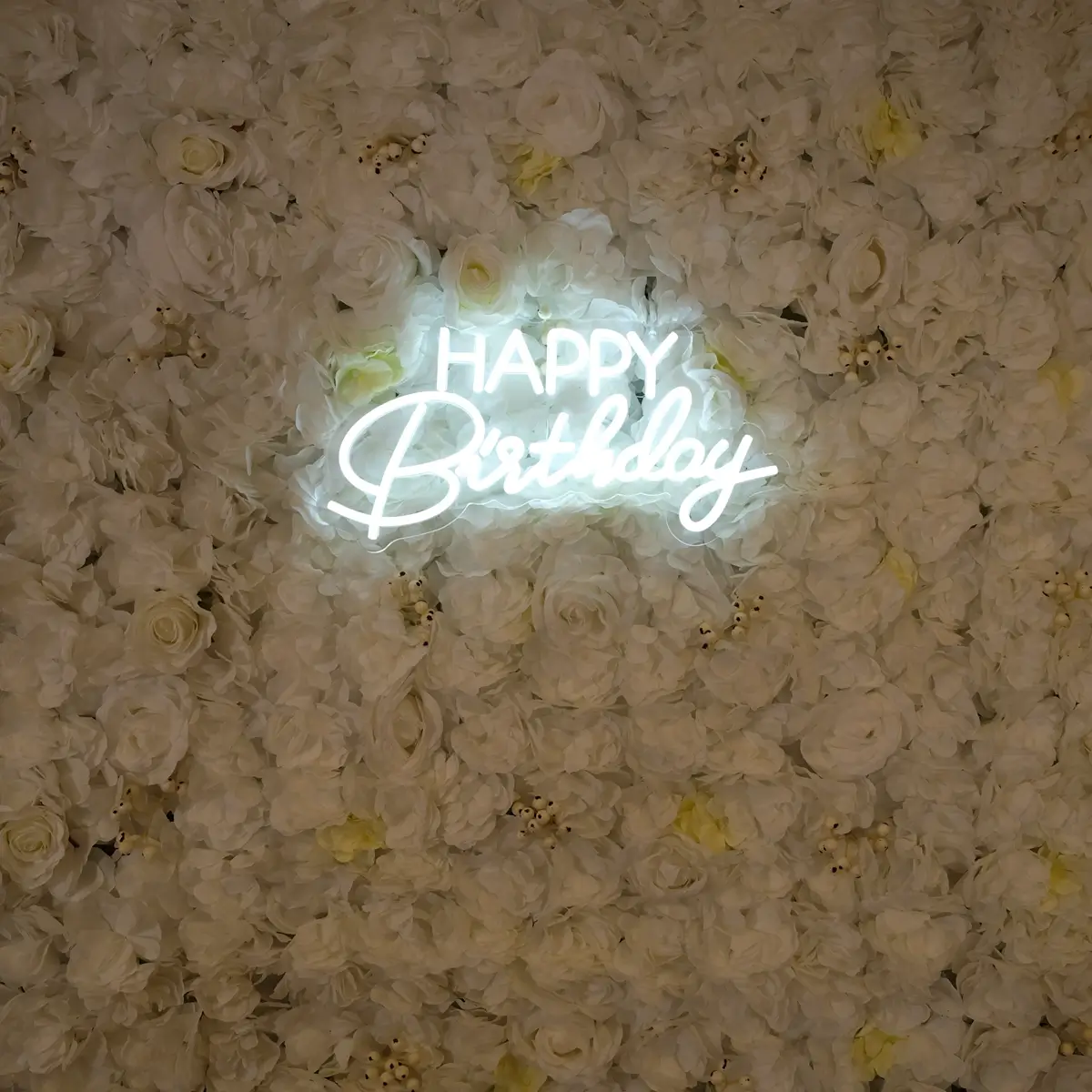 Loungeområde med hvid blomstervæg og LED-skilt Happy birthday - fødselsdag - workcase