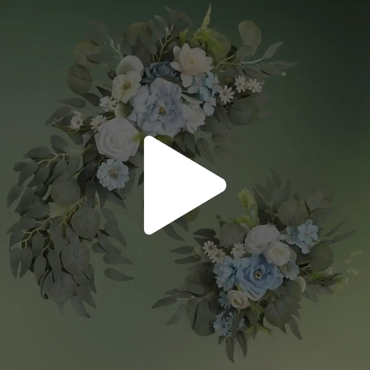 Lyseblå blomsterdeko med roser og pæoner