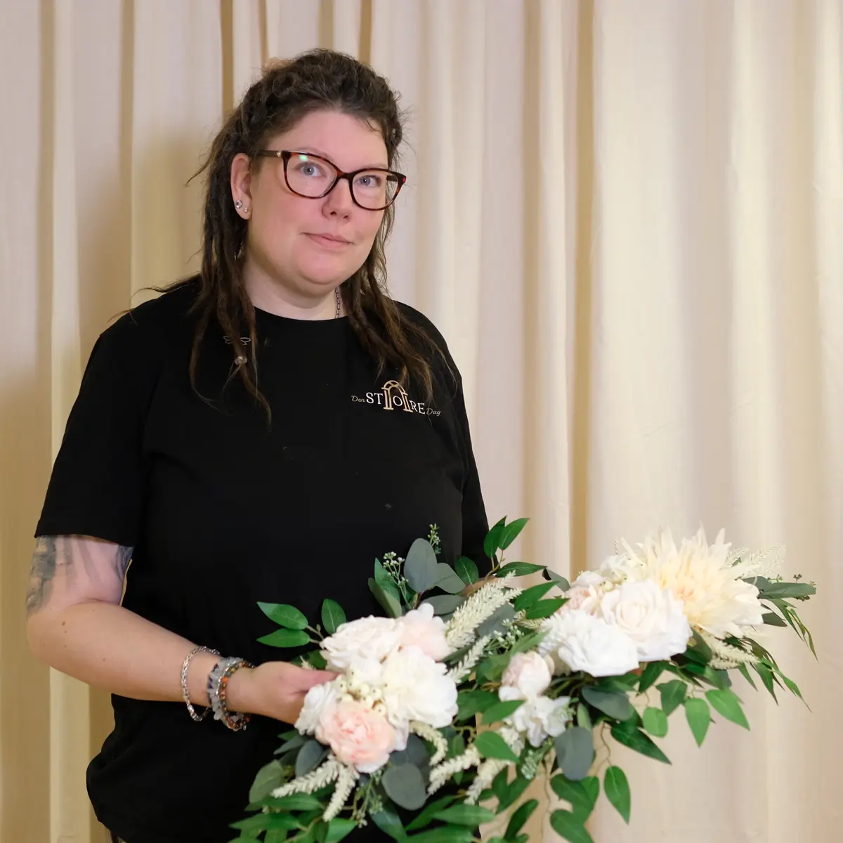 lej soft peach blomsterdekoration til bryllup og fest