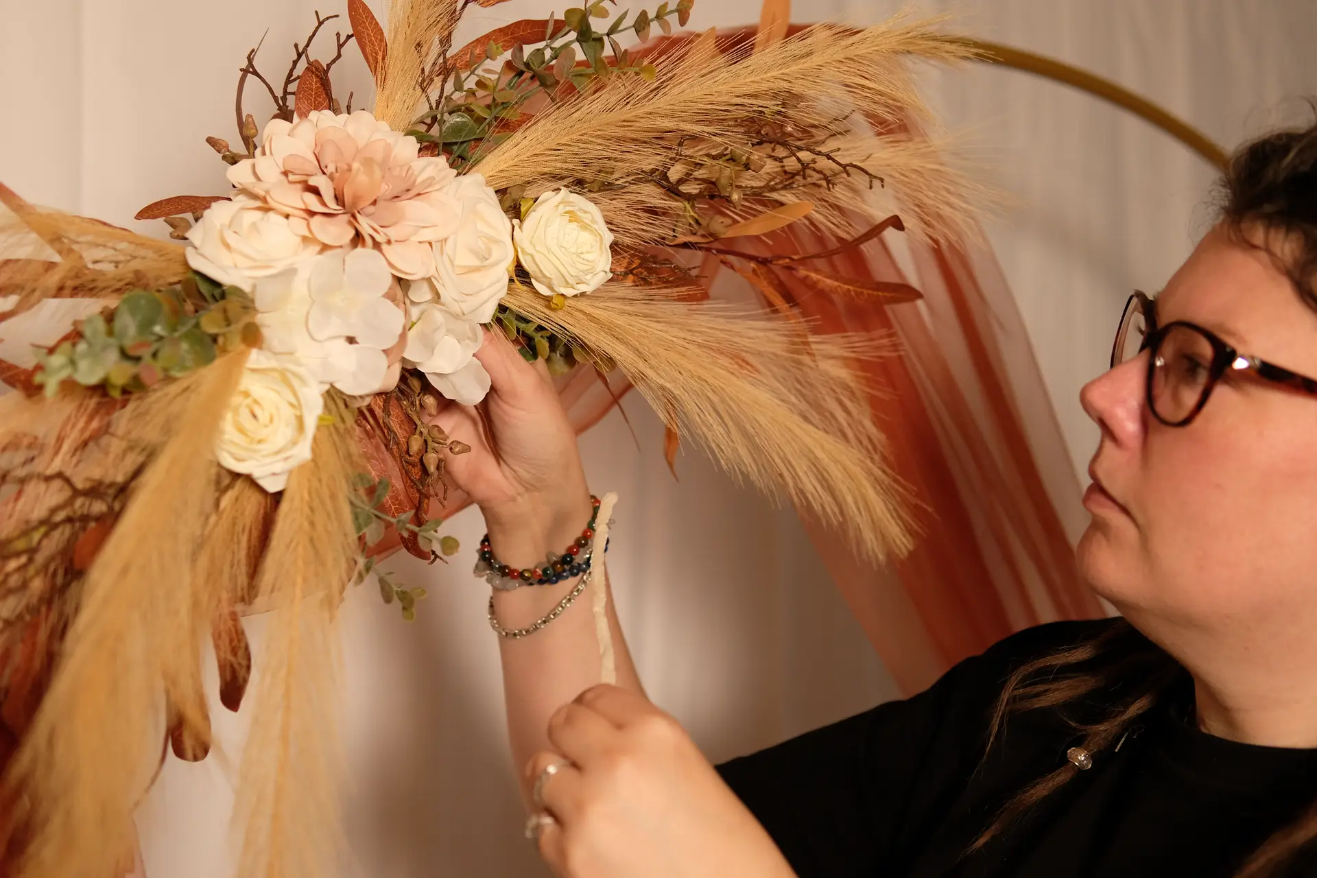 Maria fra Den Store Dag opsætning af blomster på bue med piberensere