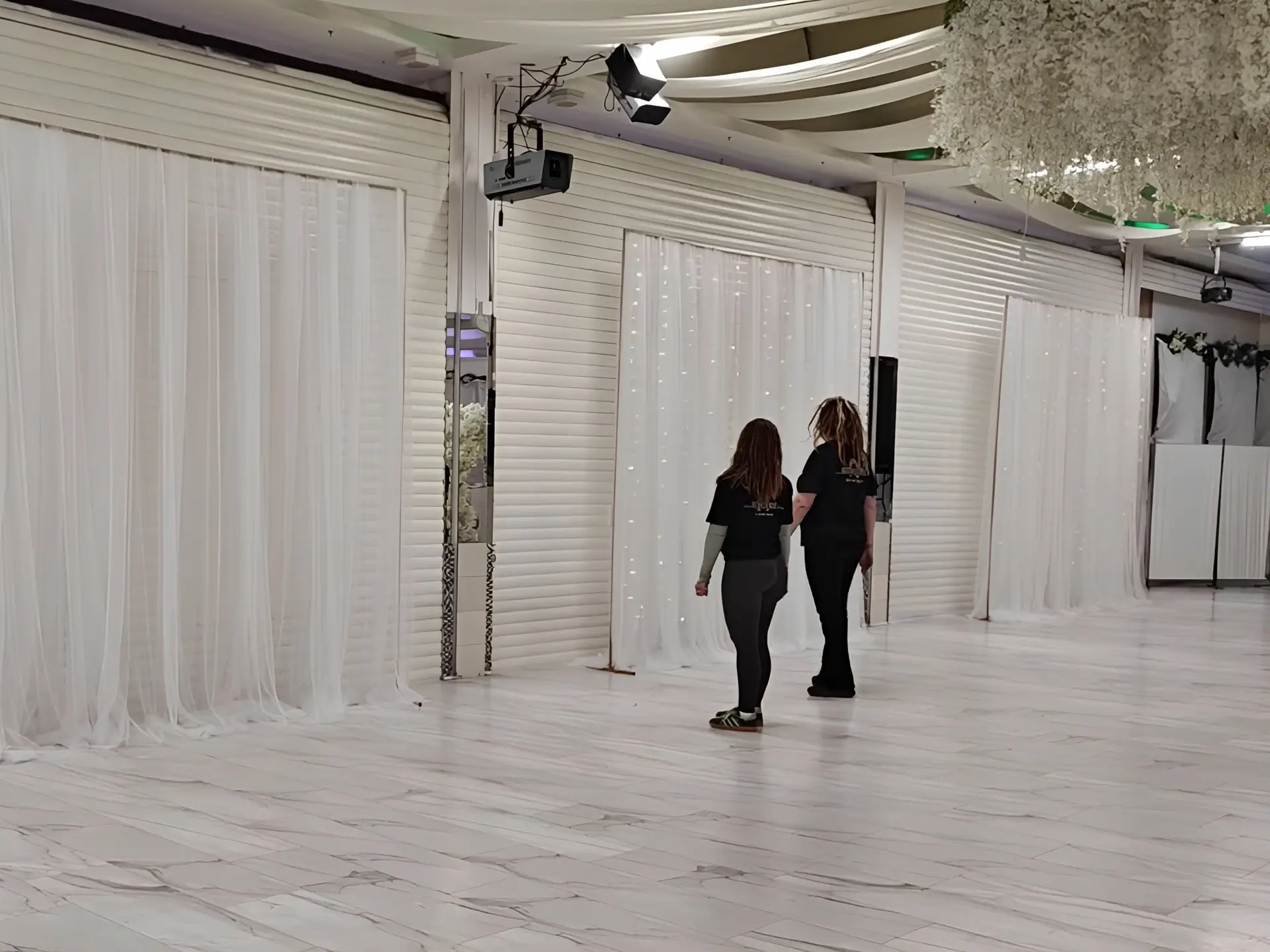 Maria og Jane ved opsætning af backdrops til bryllup i Skovlunde maj 25