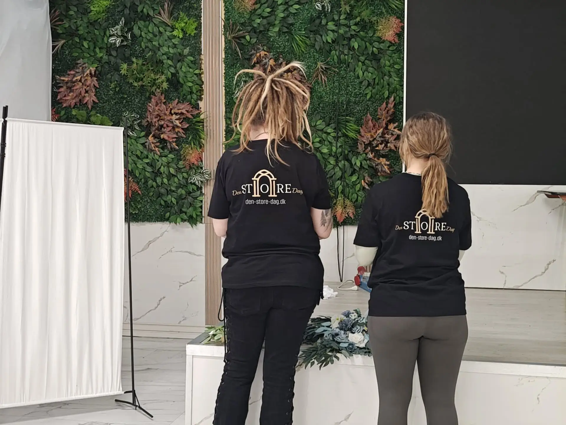 Maria og Jane ved opsætning af blomsterdekorationer til bryllup i Skovlunde maj 25